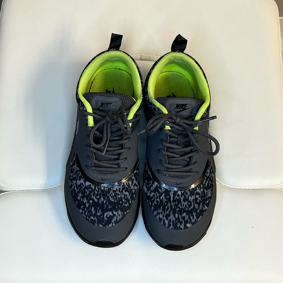 Womens NIKE size 6 - Picture 3 of 5